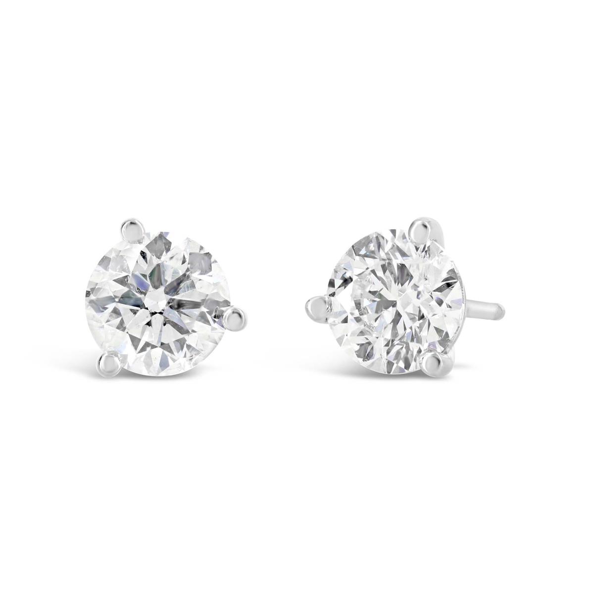 Looking for the perfect gift? Our clssic diamond studs check all the boxes!