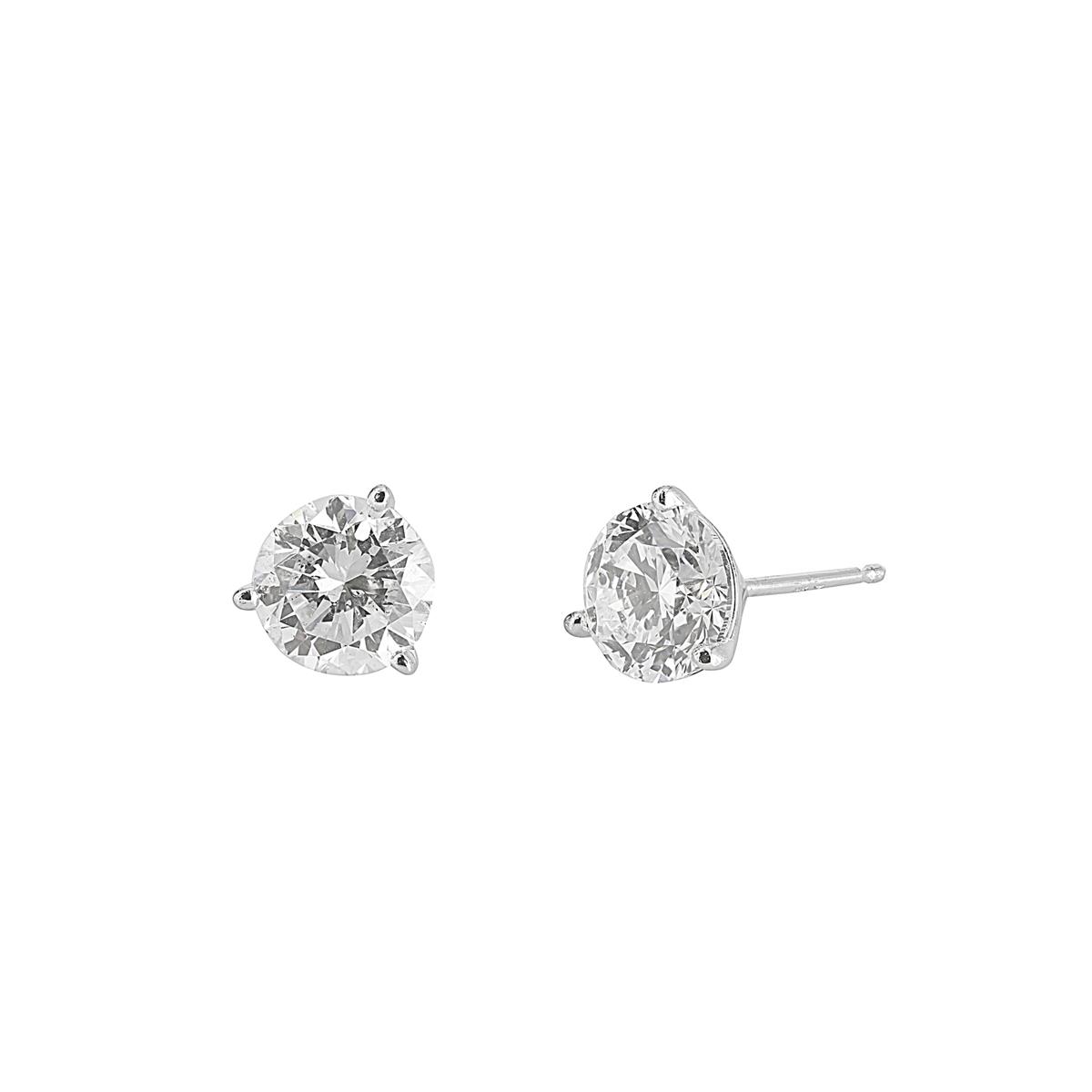 Looking for the perfect gift? Our clssic diamond studs check all the boxes!