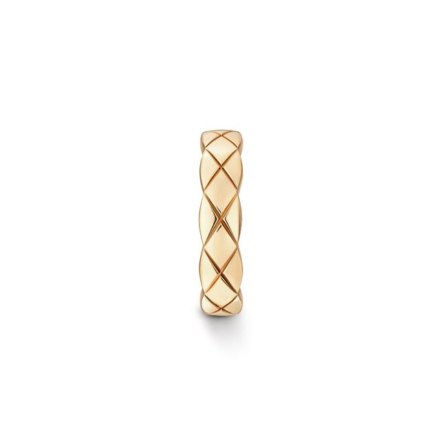 CHANEL COCO CRUSH 18K BEIGE GOLD Quilted Single Huggie Earring